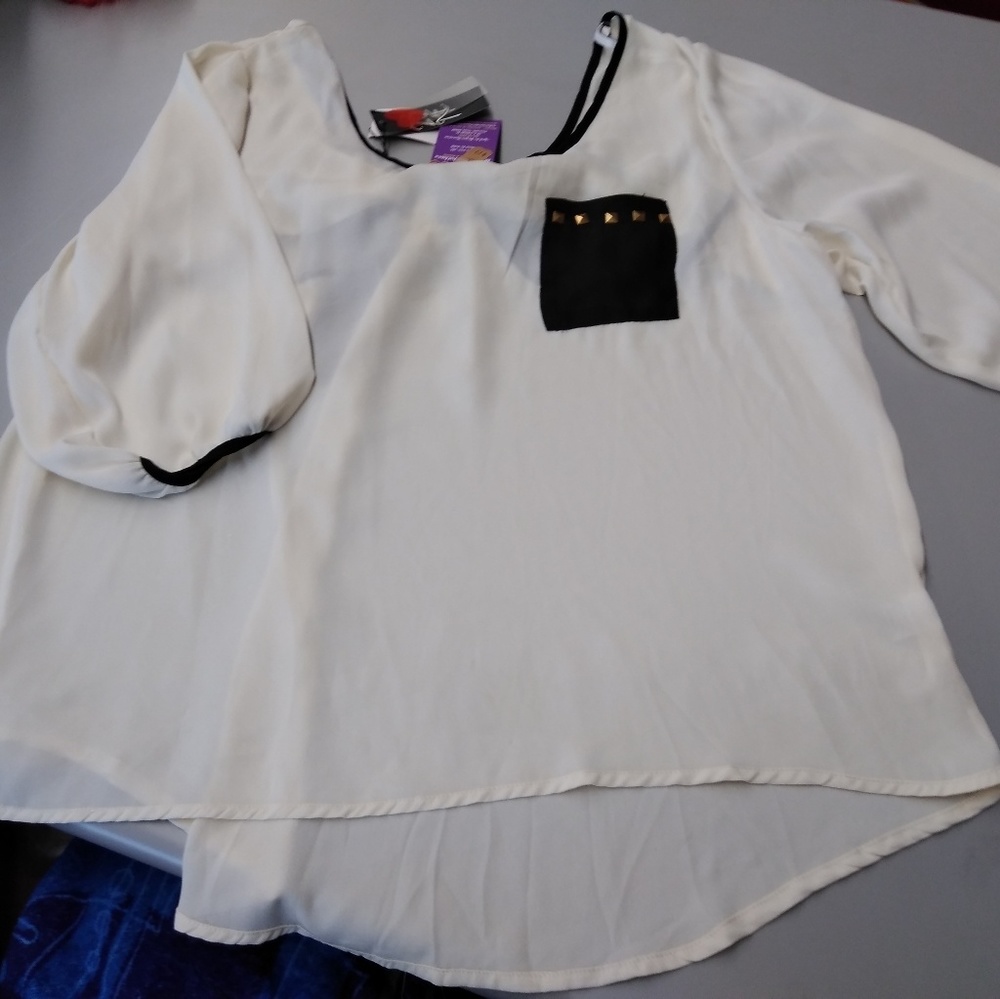 Plus size super sassy blouse w/ cut-out 2x